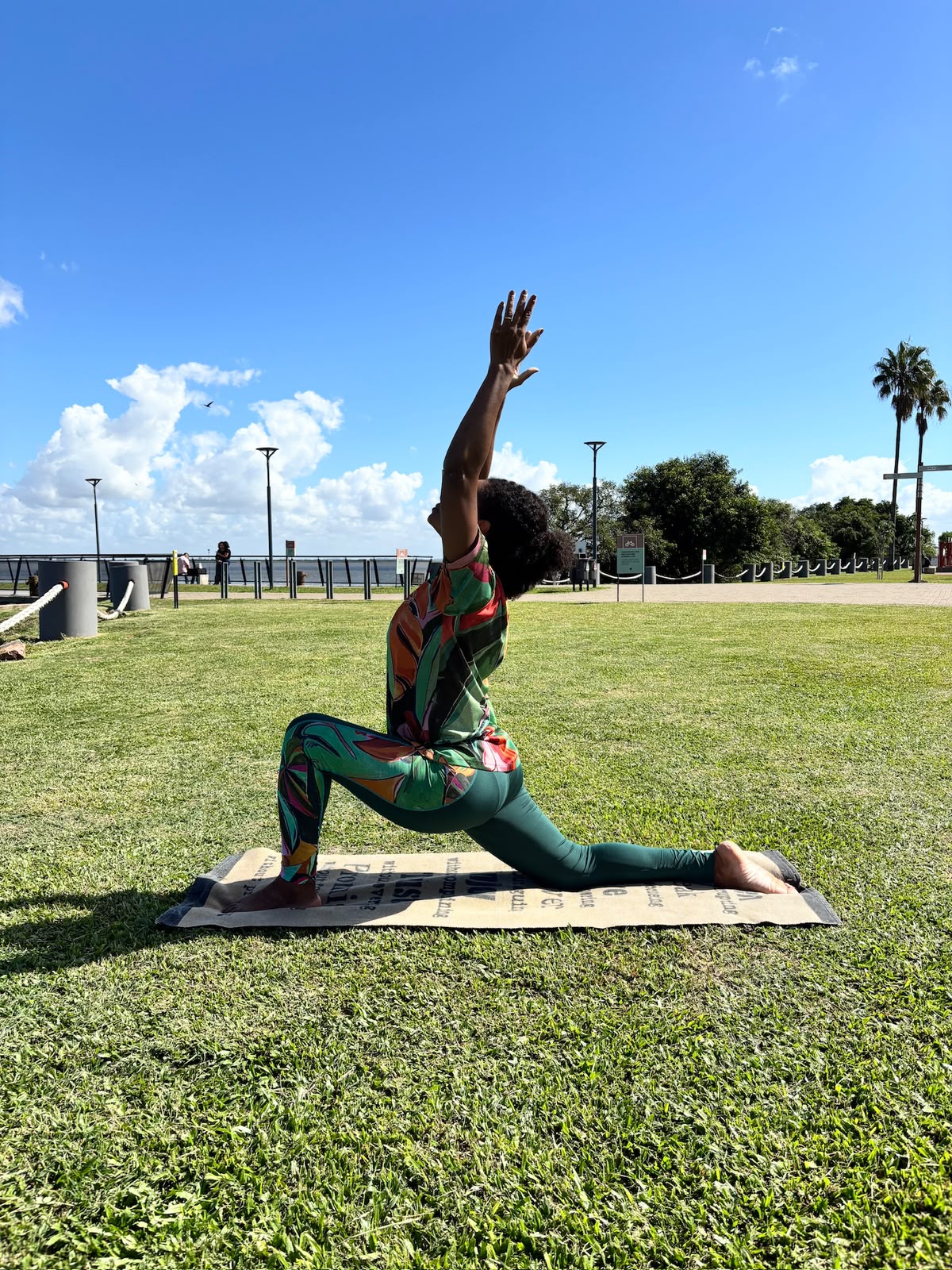 Pessoa praticando yoga ao amanhecer