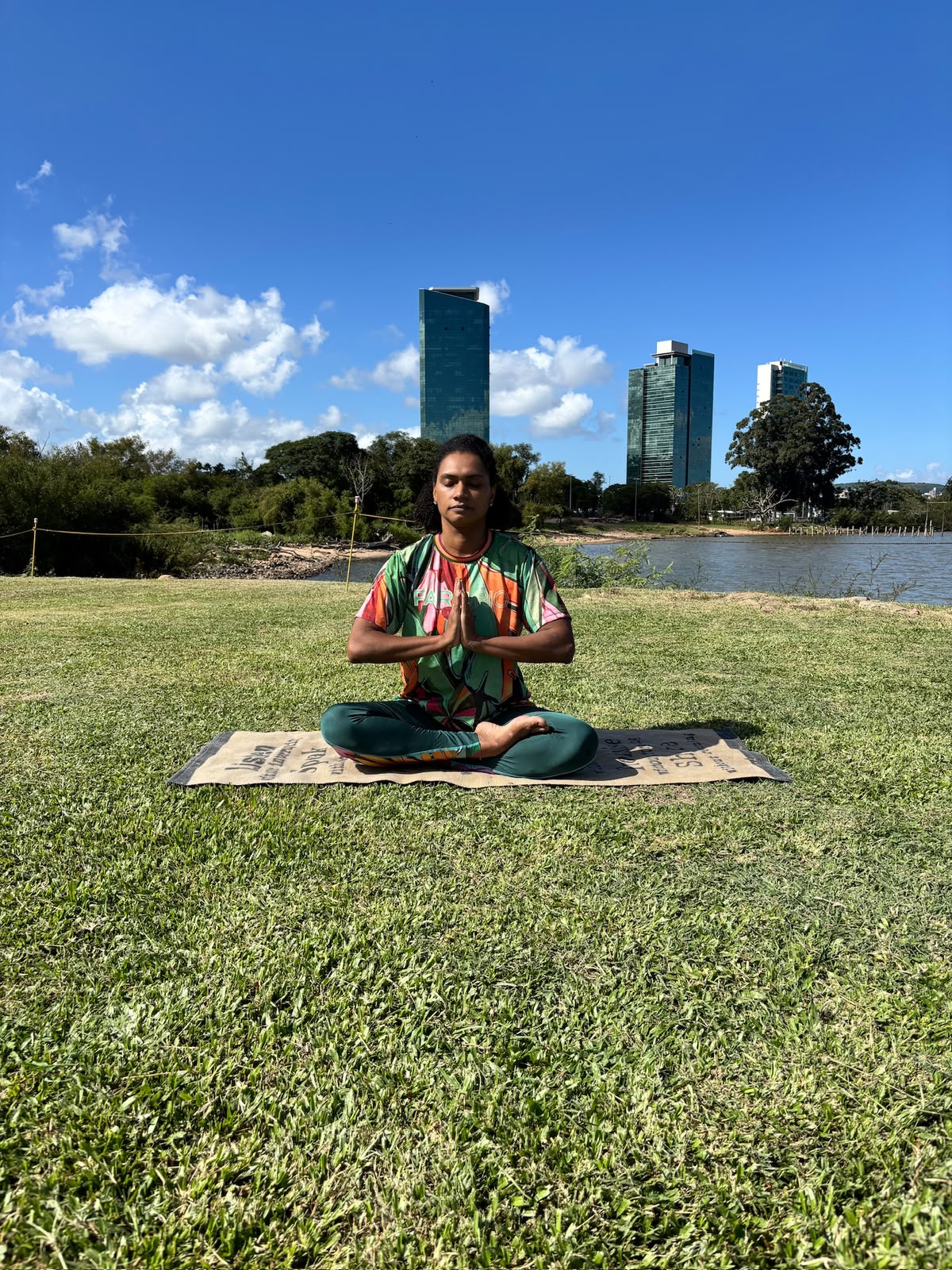 Pessoa fazendo uma postura de equilibrio no yoga