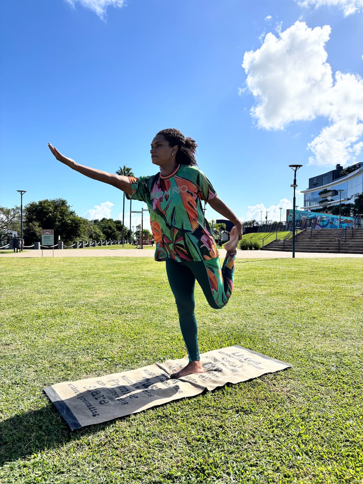 Pessoa meditando em uma pratica de yoga